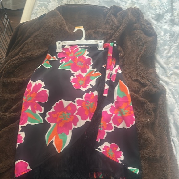 Memorable Vibes Black Floral Print Satin Fringe Midi Wrap Skirt, NWT - Picture 4 of 5